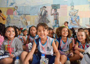 Semed leva mil alunos da rede municipal para assistir espetáculo com técnica eurítmica