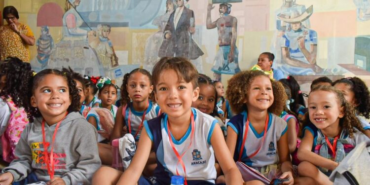 Semed leva mil alunos da rede municipal para assistir espetáculo com técnica eurítmica