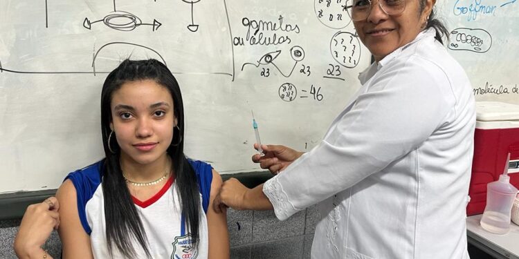 Prefeitura já vacinou quase nove mil alunos nas escolas de Aracaju este ano