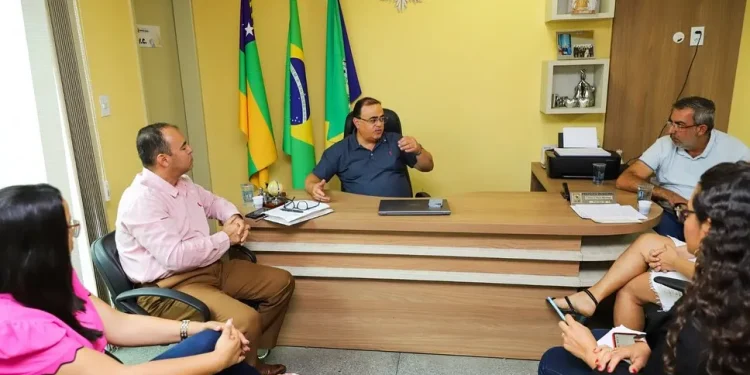 Simão Dias assina Pacto com MPE para acabar Lixão à céu aberto