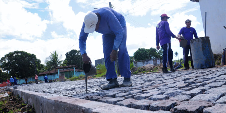 Prefeitura inicia obras de pavimentação de ruas e requalificação de praça no povoado Colônia Miranda