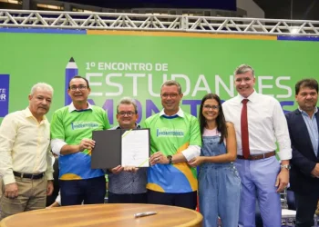 Fábio Mitidieri assina parceria que dá mais de três mil cursos profissionalizantes a alunos da rede pública