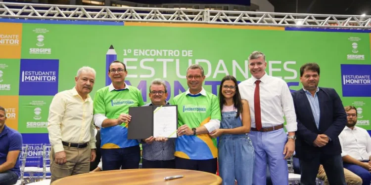 Fábio Mitidieri assina parceria que dá mais de três mil cursos profissionalizantes a alunos da rede pública