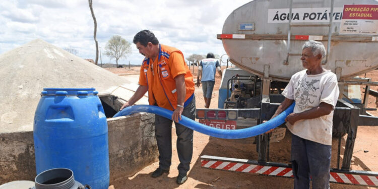 Defesa Civil estadual realiza sorteio para Operação Carro-pipa em Poço Verde
