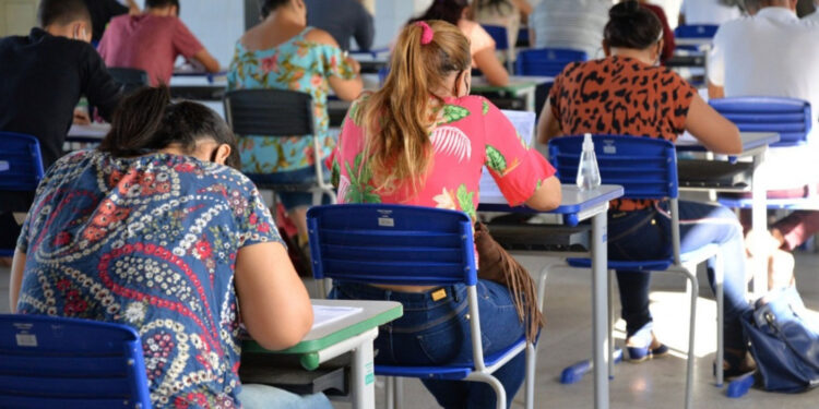 Candidatos ao Encceja 2023 já podem consultar o cartão de confirmação da inscrição e acessar o material de apoio para o exame