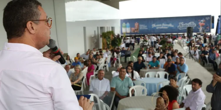 Governo de Sergipe e Natville entregam resfriadores a produtores de leite em Glória