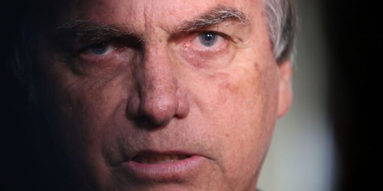 Redes sociais devem enviar postagens de Bolsonaro à PGR, decide Moraes