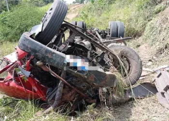 Acidente envolvendo dois caminhões deixa uma pessoa morta no Km 54 da BR-101, próximo ao município de Carmópolis