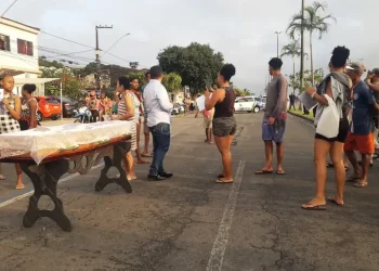 Moradores bloqueiam avenida com pneus queimados e levam caixão para protesto no Bairro Porto Dantas, em Aracaju