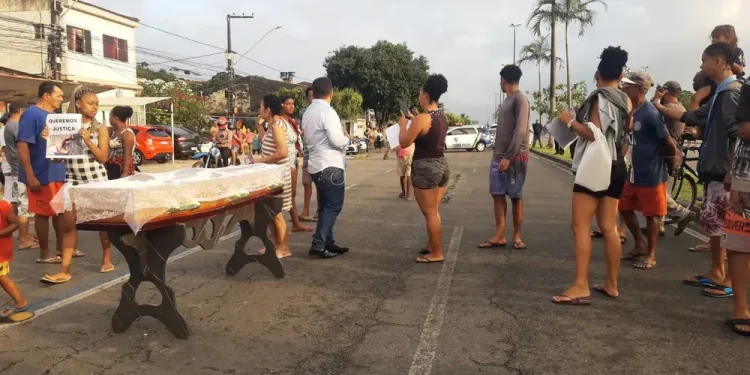 Moradores bloqueiam avenida com pneus queimados e levam caixão para protesto no Bairro Porto Dantas, em Aracaju