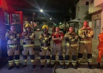 Corpo de Bombeiros combate incêndio em residência em Aracaju