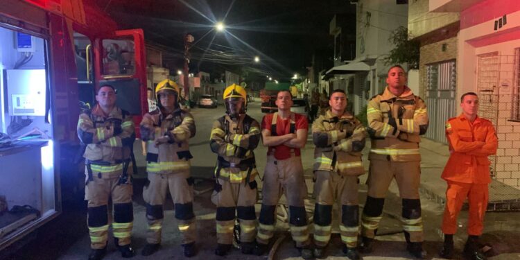 Corpo de Bombeiros combate incêndio em residência em Aracaju