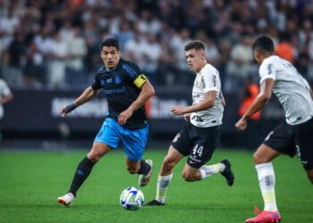 Corinthians e Grêmio empatam em jogo com oito gols