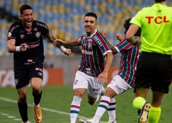 Fluminense bate Cruzeiro com golaço de falta de Leo Fernández