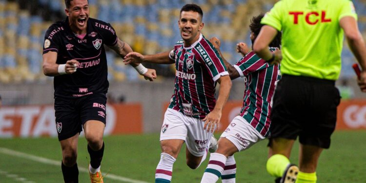 Fluminense bate Cruzeiro com golaço de falta de Leo Fernández