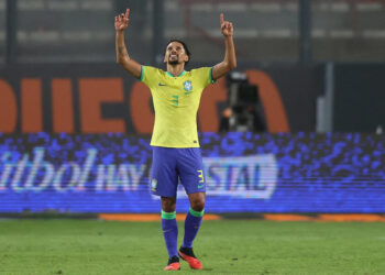 Marquinhos celebra vitória com gol de bola parada e avisa: ‘Essa vai ser a cara da Seleção’