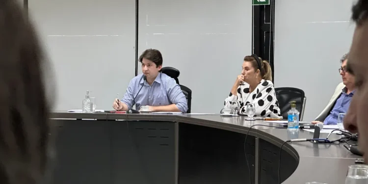 Jorginho Araujo coordena reunião com parlamentares para discutir projetos em tramitação na Alese
