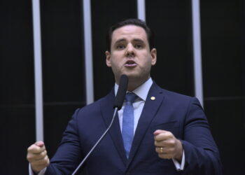 Rodrigo Valadares confronta G. Dias na CPMI