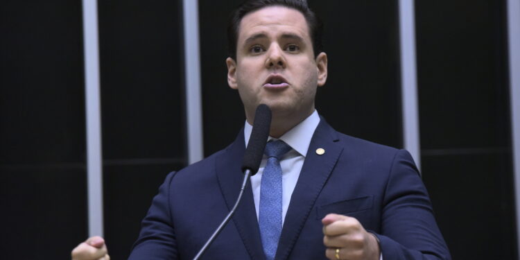 Rodrigo Valadares confronta G. Dias na CPMI