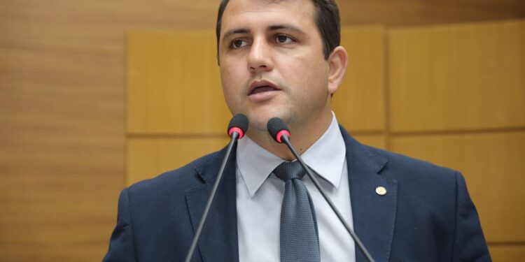 Marcos Oliveira lamenta fechamento abrupto de rádio comunitária