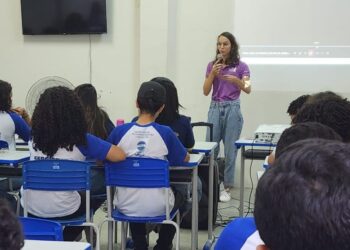 Programa Papo Cabeça fala sobre violência contra a mulher em escola