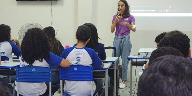 Programa Papo Cabeça fala sobre violência contra a mulher em escola