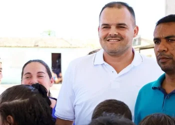 Prefeito celebra assinatura de contrato para reforma de galpão industrial em Carira