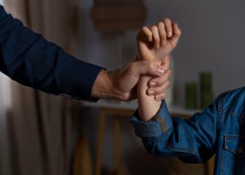 PM prende homem suspeito de esfaquear a mão da companheira no Bairro Farolândia