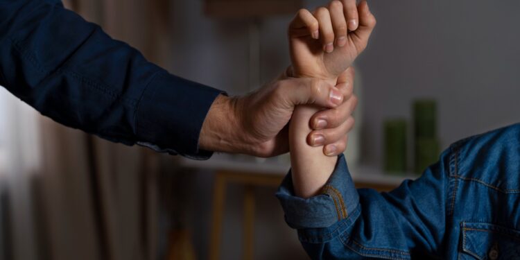 PM prende homem suspeito de esfaquear a mão da companheira no Bairro Farolândia