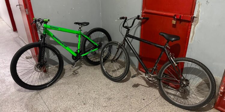 Polícia Militar prendeu dois homens por roubo à pessoa na Coroa do Meio