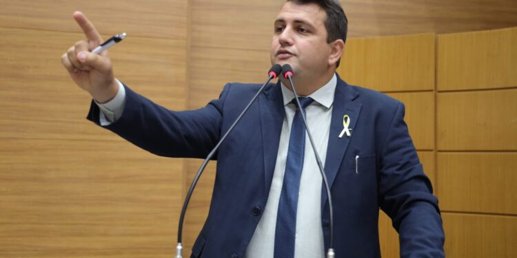 Deputado enaltece importância da Polícia Militar para manutenção da ordem pública