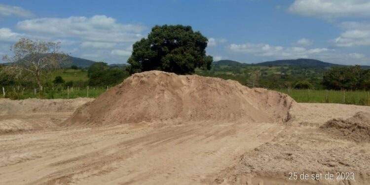 Polícia Civil flagra extração irregular de areia em Moita Bonita