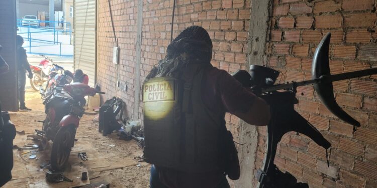 Polícia Civil deflagra ação em oficina suspeita de desmanche e adulteração de motocicletas em Ribeirópolis