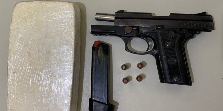 Cope intercepta ex-presidiário e apreende pistola e cocaína durante ação no interior do estado