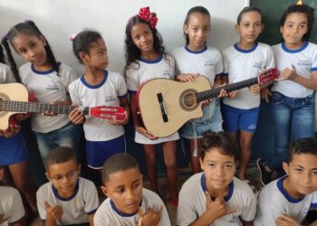 Escola no Povoado Gravatá Recebe Doação de Violões para Aulas de Música