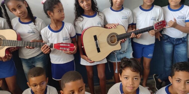 Escola no Povoado Gravatá Recebe Doação de Violões para Aulas de Música