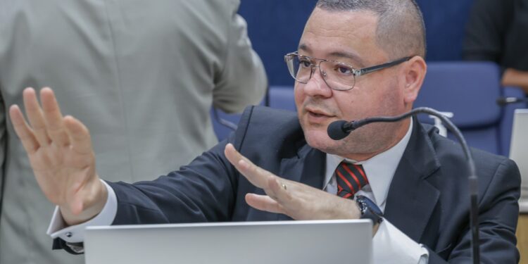 “SMTT arrecadou mais R$ 11 milhões em 2023 com multas e demora a colocar uma faixa de pedestre”, questiona Eduardo Lima 