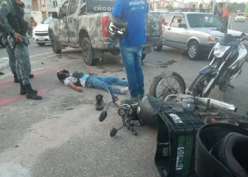 Motociclista fica gravemente ferido após se envolver em acidente com viatura do Batalhão do Choque