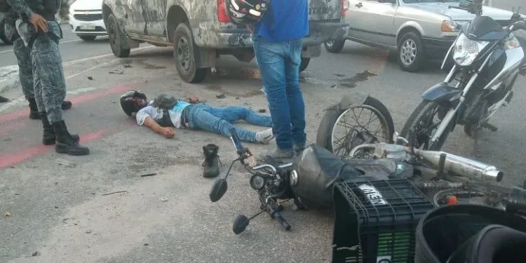 Motociclista fica gravemente ferido após se envolver em acidente com viatura do Batalhão do Choque