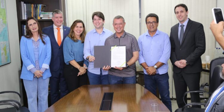 “Minha missão é gerar emprego e oportunidade”, diz Fábio durante assinatura de edital para construção de complexo viário entre Tancredo Neves e Coroa do Meio