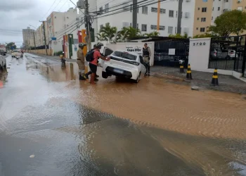 Carro cai dentro de buraco após tubulação romper em Aracaju