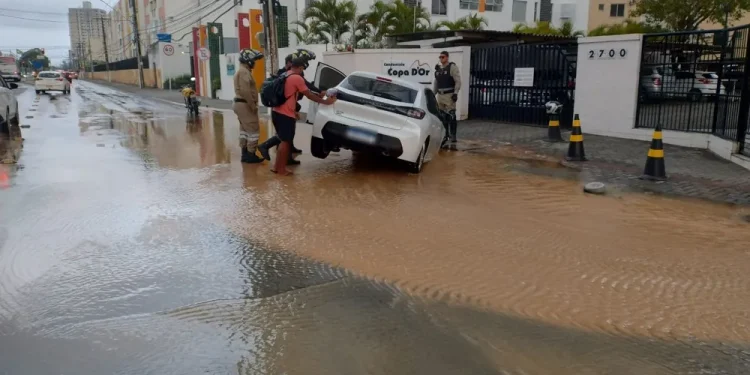 Carro cai dentro de buraco após tubulação romper em Aracaju