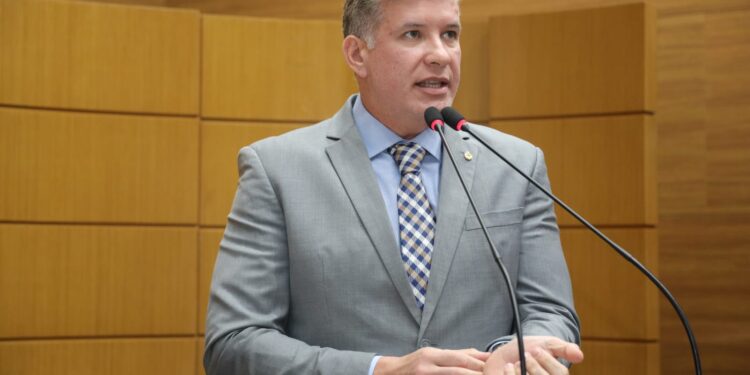 Cristiano comemora assinatura de edital para construção de ponte, em Aracaju