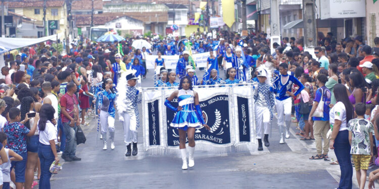 Desfile Cívico no Bairro Eduardo Gomes: uma celebração à Educação, Cidadania, e Paz
