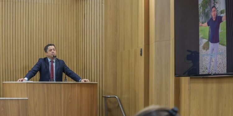 Fabiano Oliveira usa tribuna para criticar fake news a respeito da derrubada de árvores na Orla