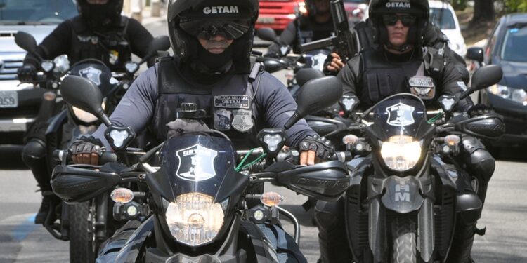 Polícia Militar prende dois homens e apreende drogas em Aracaju