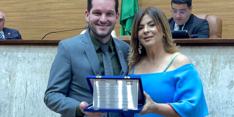 Neto Batalha recebe homenagem da ELESE por trabalho relevante na Assembleia Legislativa