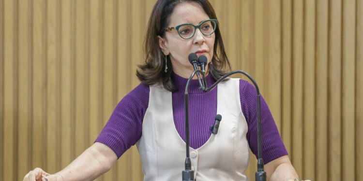 “Aracajuanos pagam impostos, mas são lesados pelo gestor maior”, declara Emília