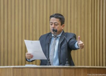 “Estou apresentando Projeto de Lei que institui o sinal positivo-respeito como desejo de atravessar as faixas de pedestres em Aracaju”, destaca Fabiano Oliveira