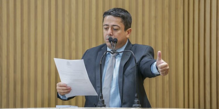 “Estou apresentando Projeto de Lei que institui o sinal positivo-respeito como desejo de atravessar as faixas de pedestres em Aracaju”, destaca Fabiano Oliveira